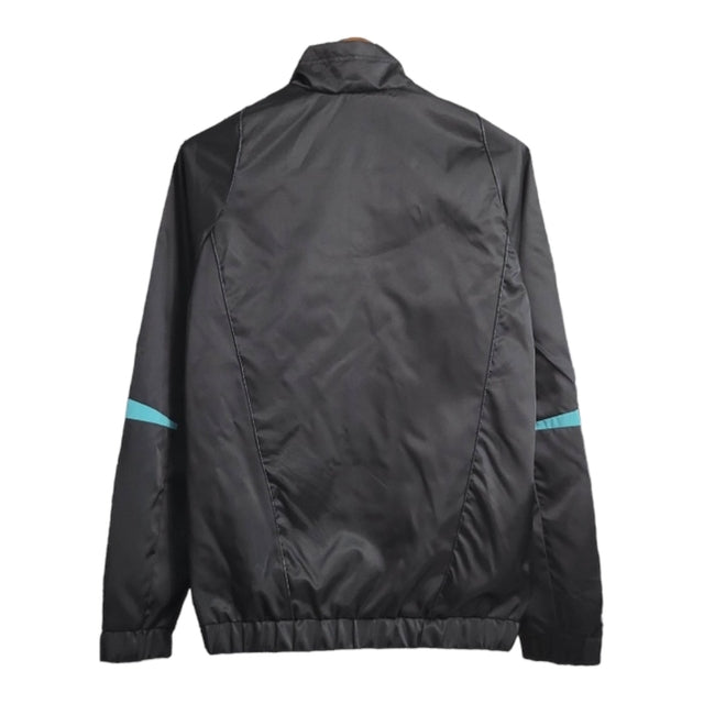 Jaqueta Corta-Vento Manchester United 23/24 - Masculina Adidas - Preta com detalhes em vermelho e azul