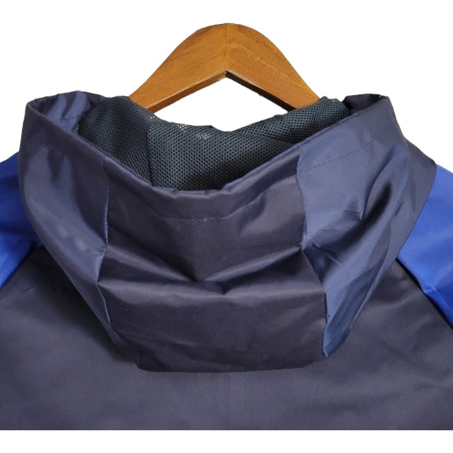 Jaqueta Corta-Vento Manchester United 23/24 - Masculina Adidas - Azul com detalhes em branco