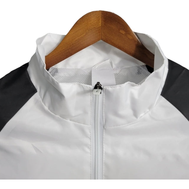 Jaqueta Corta-Vento Manchester United 23/24 - Masculina Adidas - Branca com detalhes em preto e vermelho e amarelo