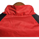 Jaqueta Corta-Vento Manchester United 23/24 - Masculina Adidas - Vermelha com detalhes em preto e branco