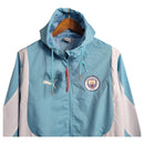 Jaqueta Corta-Vento Manchester City 23/24 - Masculina Puma - Azul com detalhes em branco