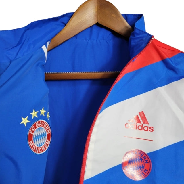 Jaqueta Corta-Vento Bayern de Munique 23/24 dupla face - Masculina Adidas - Azul com detalhes em vermelho