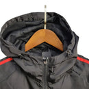 Jaqueta Corta-Vento Bayern de Munique 23/24 - Masculina Adidas - Preta com detalhes em vermelho e branco e azul