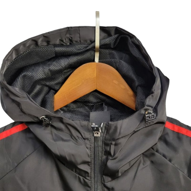 Jaqueta Corta-Vento Bayern de Munique 23/24 - Masculina Adidas - Preta com detalhes em vermelho e branco e azul