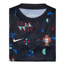 Camisa Seleção de Portugal Pré-jogo 24/25 - Torcedor Nike Masculina - Preta com detalhes em azul e vermelho e verde