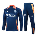Conjunto Manchester United Treino 24/25 - Masculino Adidas - Azul com detalhes em laranja