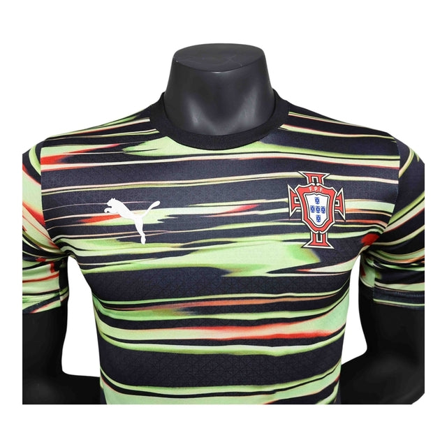 Camisa Seleção Portugal Pré-jogo 25/26 - Jogador Puma Masculina - Preta com detalhes em verde e vermelho
