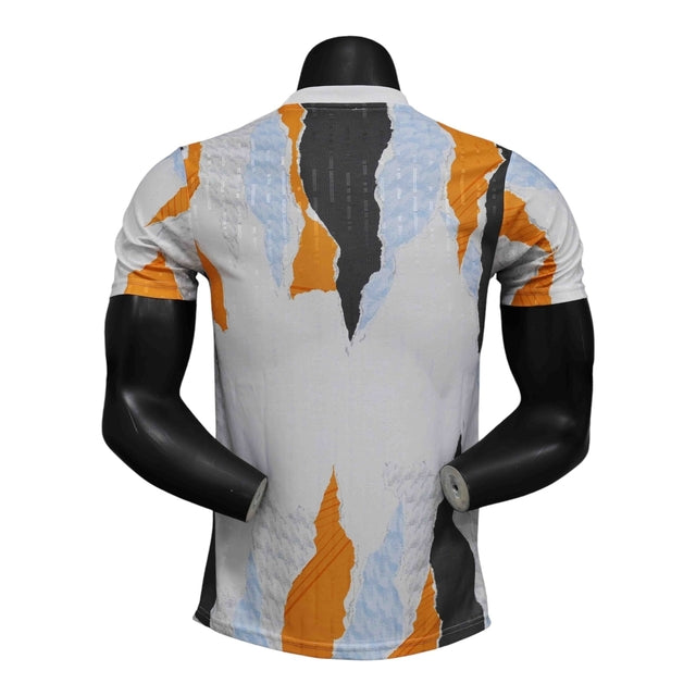 Camisa Real de Madrid Pré-jogo 24/25 - Jogador Adidas Masculina - Branca com detalhes em laranja e preto e azul