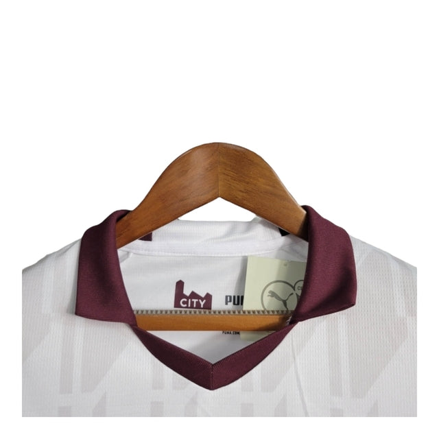 Kit Infantil Manchester City II 23/24 - Puma - Branco com detalhes em vinho e laranja