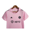 Kit Infantil Inter Miami CF I 23/24 - Adidas - Rosa com detalhes em preto