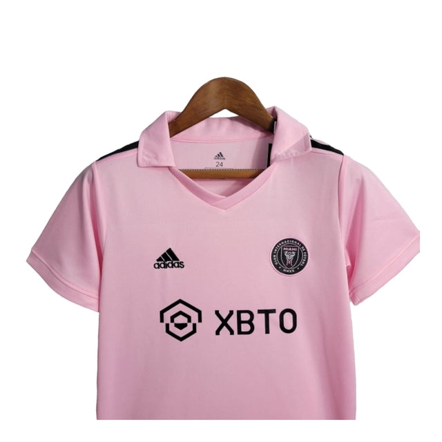 Kit Infantil Inter Miami CF I 23/24 - Adidas - Rosa com detalhes em preto