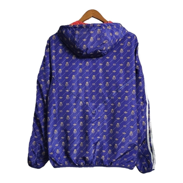 Jaqueta Corta-Vento Real Madrid 23/24 - Masculina Adidas colab com Gucci - Azul com detalhes em amarelo e verde e vermelho