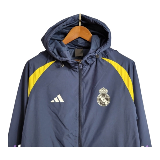 Jaqueta Corta-Vento Real Madrid 23/24 - Masculina Adidas - Azul com detalhes em amarelo