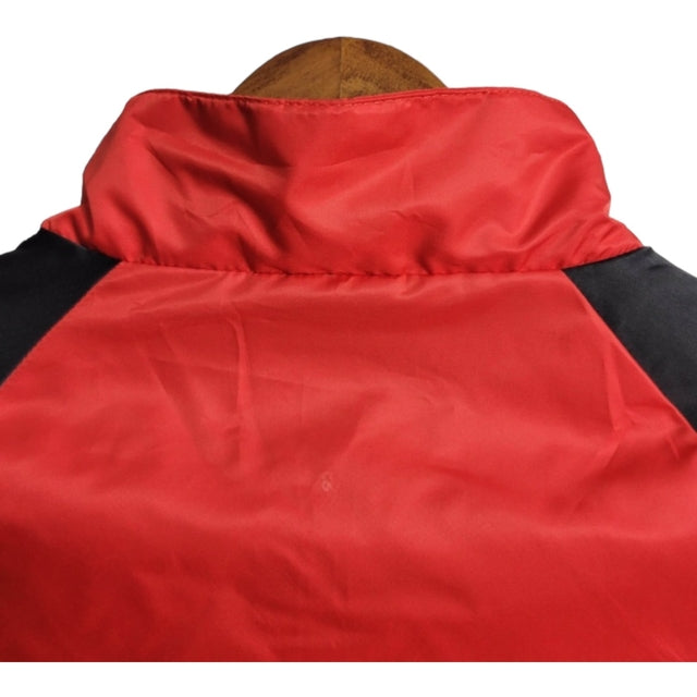 Jaqueta Corta-Vento Real Madrid 23/24 - Masculina Adidas - Vermelha com detalhes em preto e branco