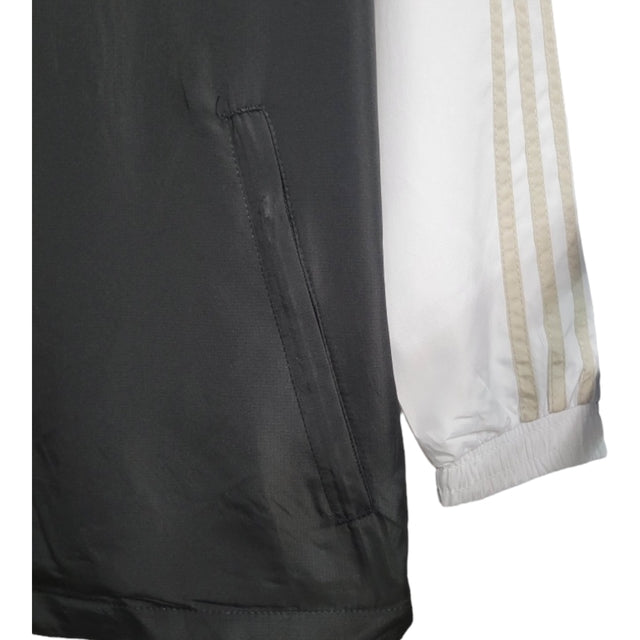 Jaqueta Corta-Vento Real Madrid 23/24 - Masculina Adidas - Branca e preta com detalhes em bege