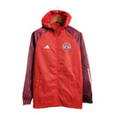 Jaqueta Corta-Vento Manchester United 23/24 - Masculina Adidas - Vermelha com detalhes em vinho