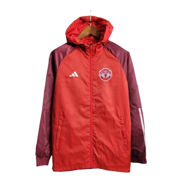 Jaqueta Corta-Vento Manchester United 23/24 - Masculina Adidas - Vermelha com detalhes em vinho