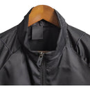 Jaqueta Corta-Vento Manchester United 23/24 - Masculina Adidas - Preta com detalhes em vermelho e azul