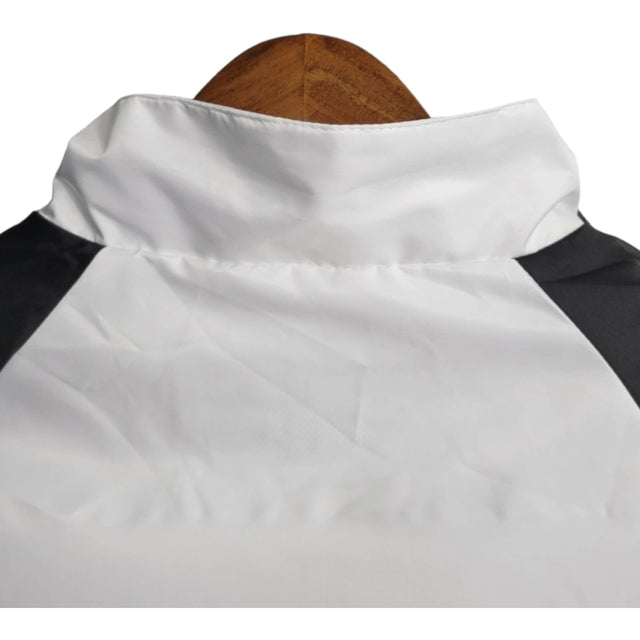 Jaqueta Corta-Vento Arsenal 23/24 - Branca com detalhes em preto e vermelho e amarelo