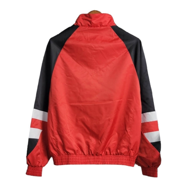 Jaqueta Corta-Vento Manchester United 23/24 - Masculina Adidas - Vermelha com detalhes em preto e branco