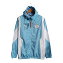 Jaqueta Corta-Vento Manchester City 23/24 - Masculina Puma - Azul com detalhes em branco