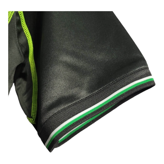 Camisa Retrô Manchester United 1998 - Masculina Umbro - Preta com detalhes em verde