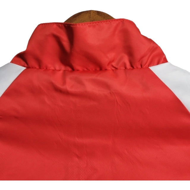 Jaqueta Corta-Vento Arsenal 23/24 - Vermelha com detalhes em azul e branco