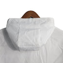 Jaqueta Corta-Vento Bayern de Munique 23/24 - Masculina Adidas - Branca com detalhes em vermelho