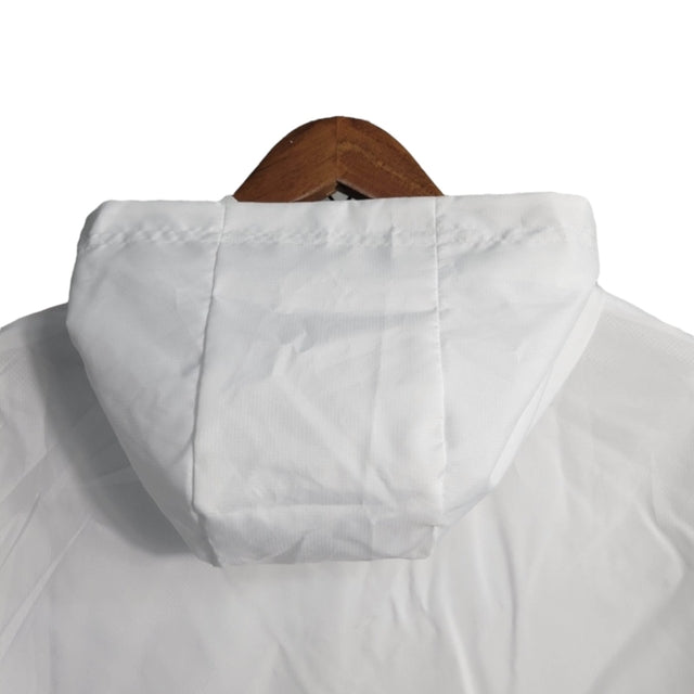 Jaqueta Corta-Vento Bayern de Munique 23/24 - Masculina Adidas - Branca com detalhes em vermelho