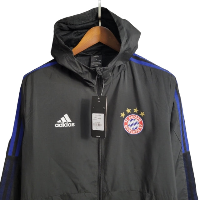 Jaqueta Corta-Vento Bayern de Munique 23/24 - Masculina Adidas - Preta com detalhes em azul