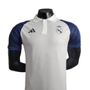 Camisa Real Madrid Treino 24/25 polo - Jogador Adidas Masculina - Branca com detalhes em azul