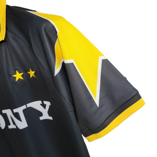 Camisa Retrô Juventus I 1995/1997 - Kappa Masculina - Preta com detalhes em amarelo