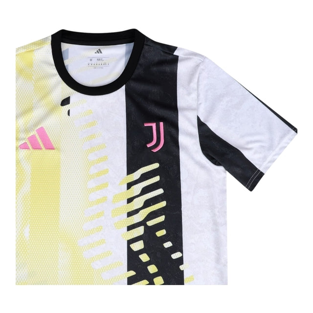 Camisa Juventus Pré-jogo 24/25 - Torcedor Adidas Masculina - Branca com detalhes em amarelo e preto