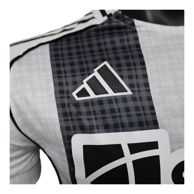 Camisa Newcastle I 25/26 - Jogador Adidas Masculina - Branca e preta com detalhes em azul