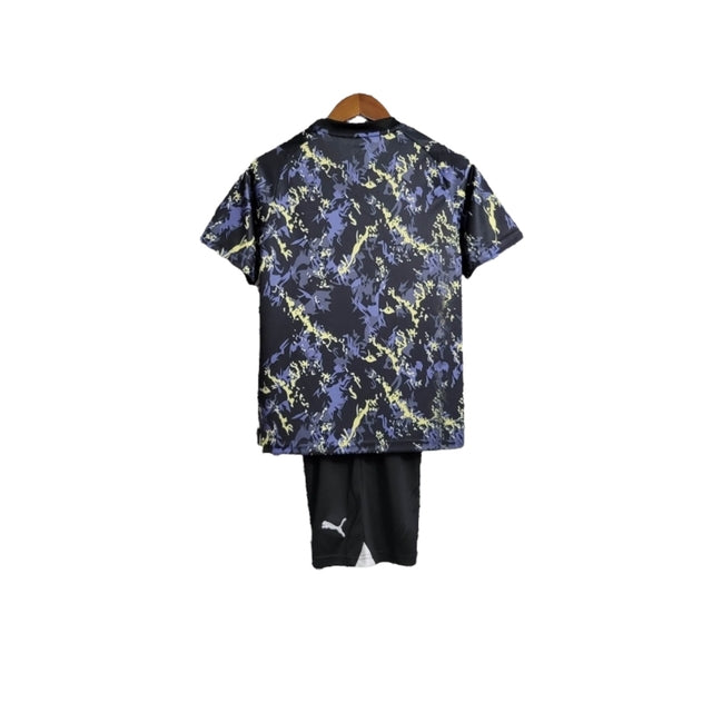 Kit Infantil Manchester City Edição especial 23/24 - Puma - Preto com detalhes em azul e amarelo