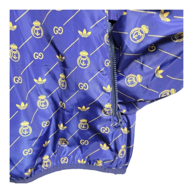 Jaqueta Corta-Vento Real Madrid 23/24 - Masculina Adidas colab com Gucci - Azul com detalhes em amarelo e verde e vermelho