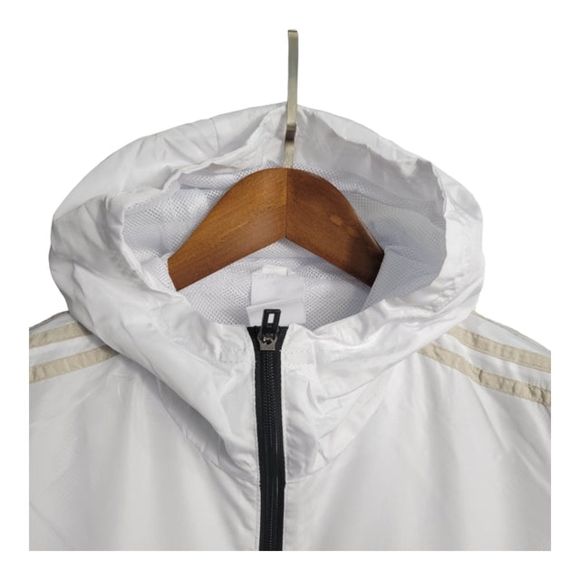Jaqueta Corta-Vento Real Madrid 23/24 - Masculina Adidas - Branca e preta com detalhes em bege