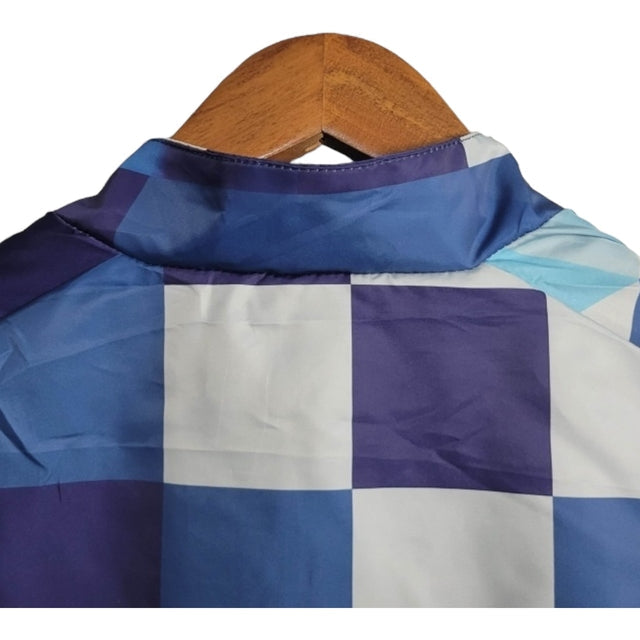 Jaqueta Corta-Vento Manchester City 23/24 Masculina Puma - Azul com detalhes em branco e azul claro