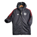 Jaqueta Corta-Vento Manchester United 23/24 - Masculina Adidas - Preta com detalhes em vermelho