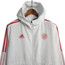 Jaqueta Corta-Vento Bayern de Munique 23/24 - Masculina Adidas - Branca com detalhes em vermelho