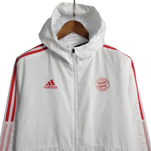 Jaqueta Corta-Vento Bayern de Munique 23/24 - Masculina Adidas - Branca com detalhes em vermelho