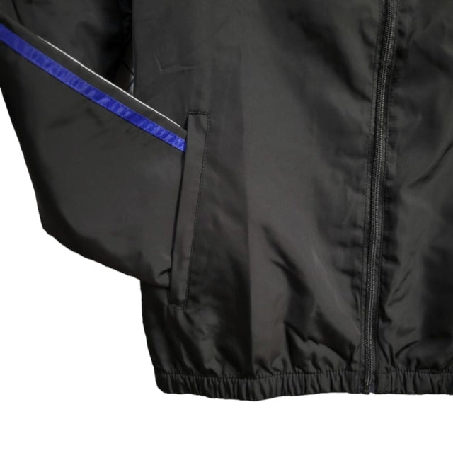 Jaqueta Corta-Vento Bayern de Munique 23/24 - Masculina Adidas - Preta com detalhes em vermelho e branco e azul