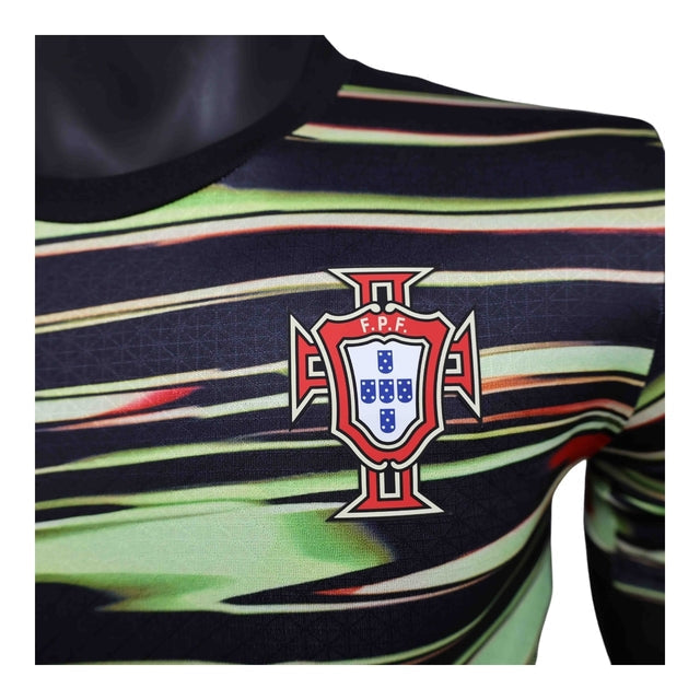 Camisa Seleção Portugal Pré-jogo 25/26 - Jogador Puma Masculina - Preta com detalhes em verde e vermelho