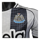 Camisa Newcastle I 25/26 - Jogador Adidas Masculina - Branca e preta com detalhes em azul