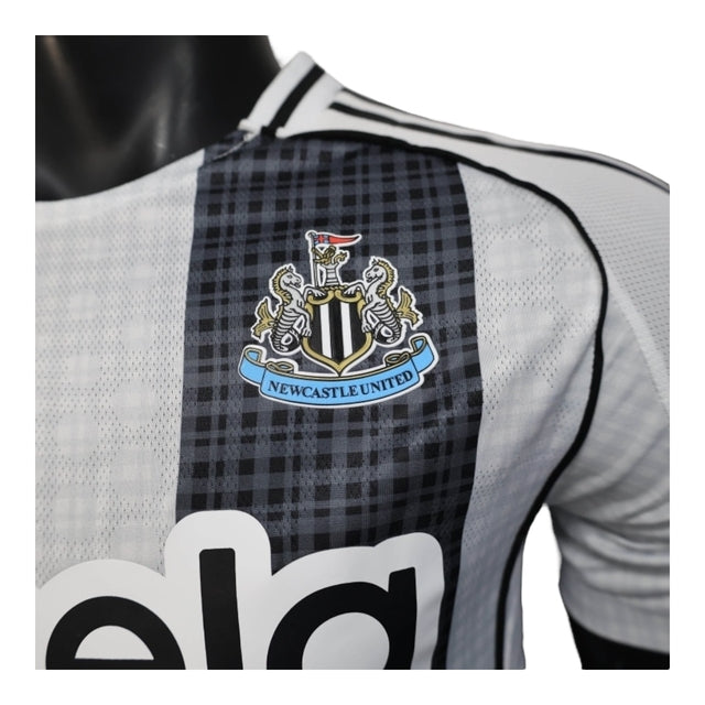 Camisa Newcastle I 25/26 - Jogador Adidas Masculina - Branca e preta com detalhes em azul