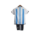 Kit Infantil Argentina I 22/23 - Adidas - Branco e azul com detalhes em preto