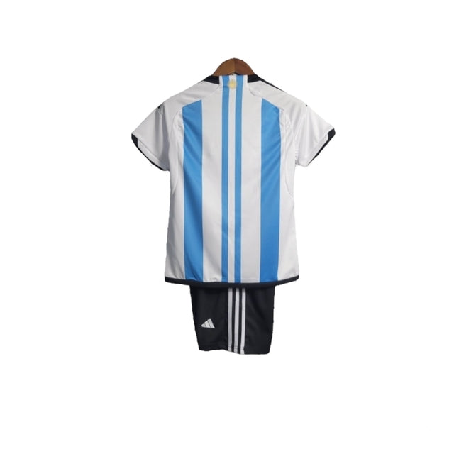 Kit Infantil Argentina I 22/23 - Adidas - Branco e azul com detalhes em preto