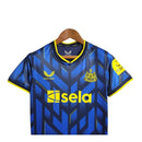 Kit Infantil Newcastle United III 23/24 - Castore - Azul com detalhes em amarelo
