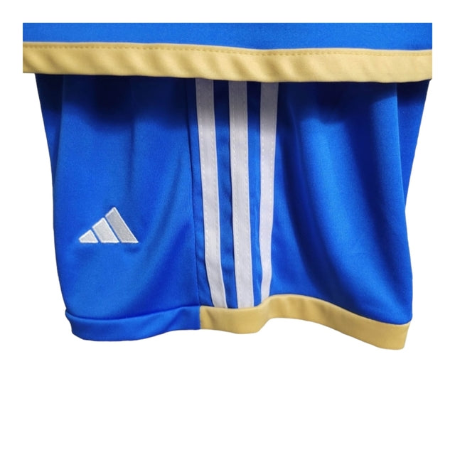 Kit Infantil Leicester City I 23/24 - Adidas - Azul com detalhes em branco e dourado