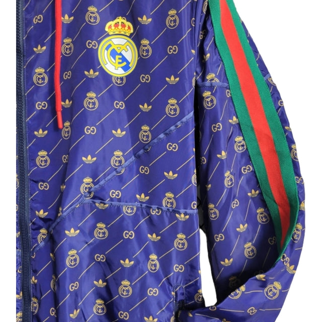 Jaqueta Corta-Vento Real Madrid 23/24 - Masculina Adidas colab com Gucci - Azul com detalhes em amarelo e verde e vermelho